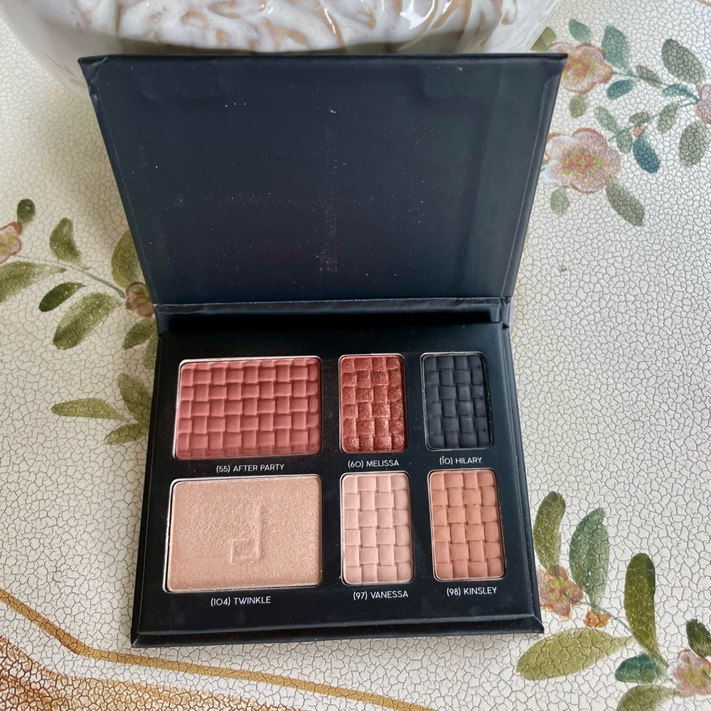 Doucce On The Go Palette 4 Eyeshadows; 1 Highlighter; 1 Blush - Picture 3 of 5